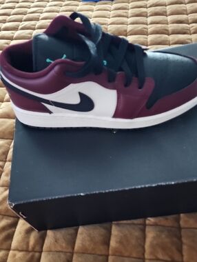 Nike Women’s Low-Top Sneakers in Burgundy/Black/White